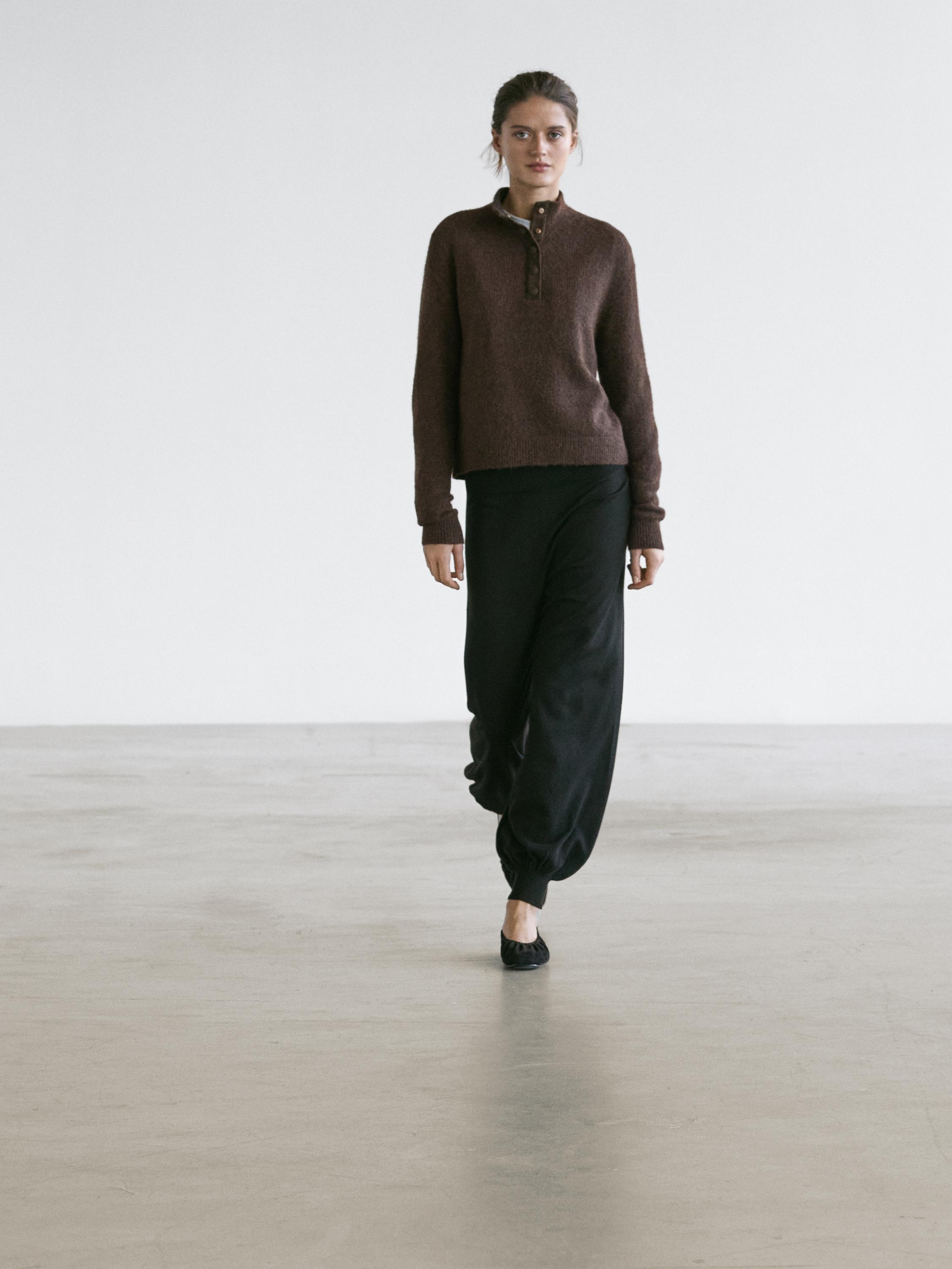 High neck knit sweater with snap buttons